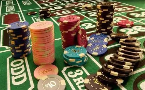 Filipino player enjoying live casino table games on luckywin mobile